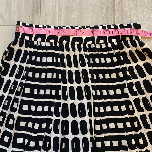Banana Republic Black and White Geometric Print Pleated Elastic Waist Skirt - Picture 7 of 9